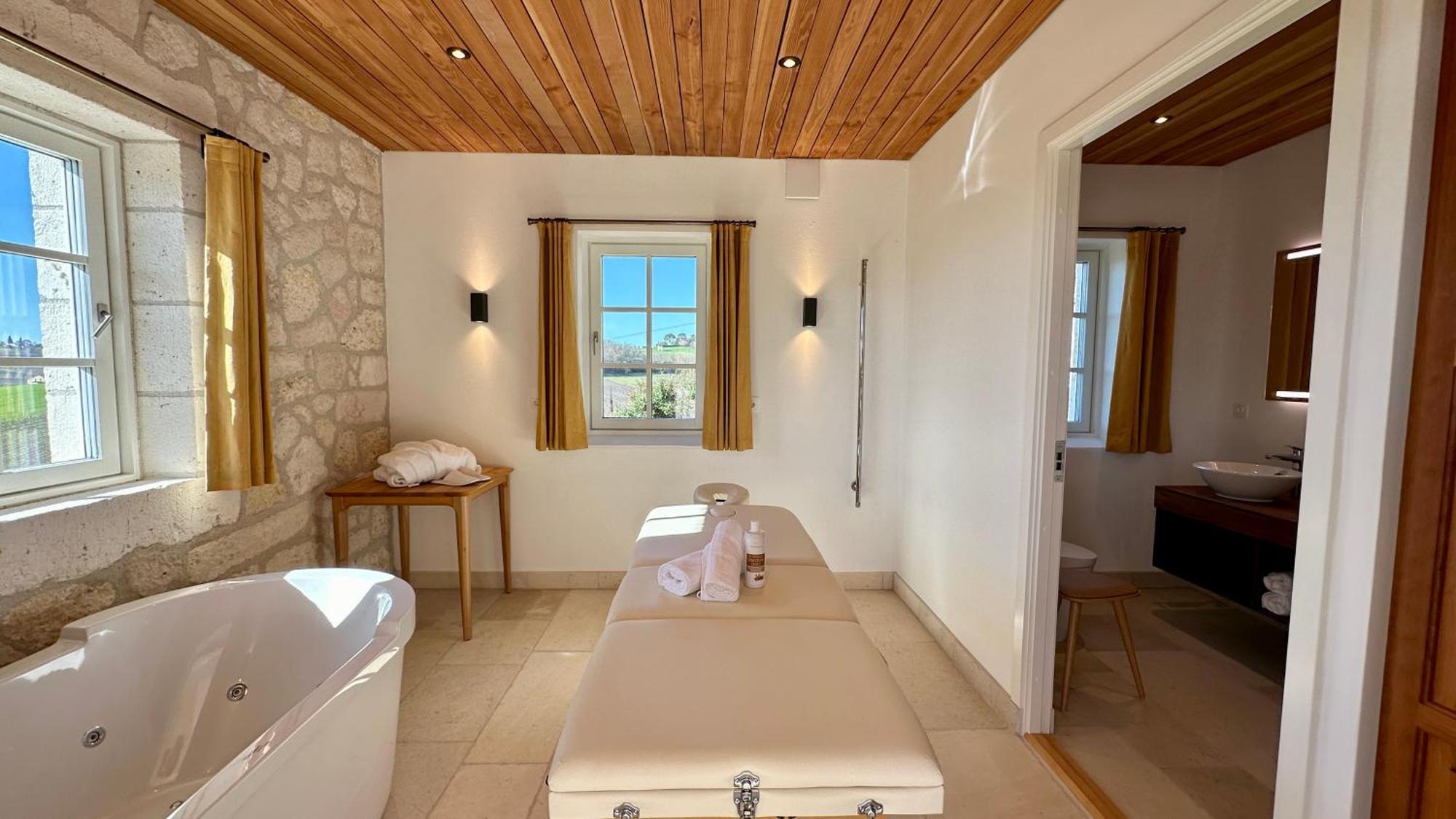 Chateau Lecusse - La Grande Roche - Hotel, Spa, Boutique & Restaurant Broze Exterior photo